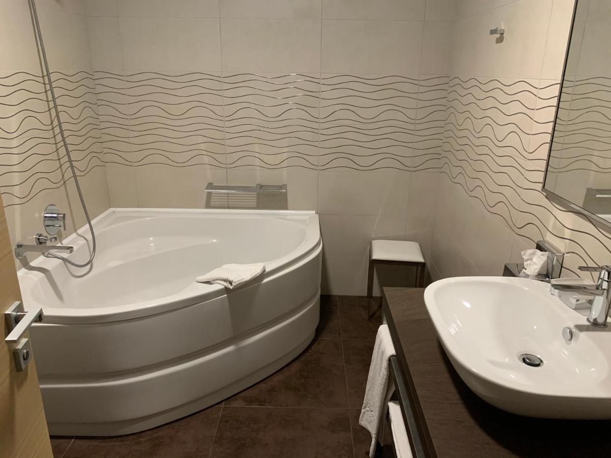 Turin Airport Hotel & Residence San Francesco al Campo Luaran gambar